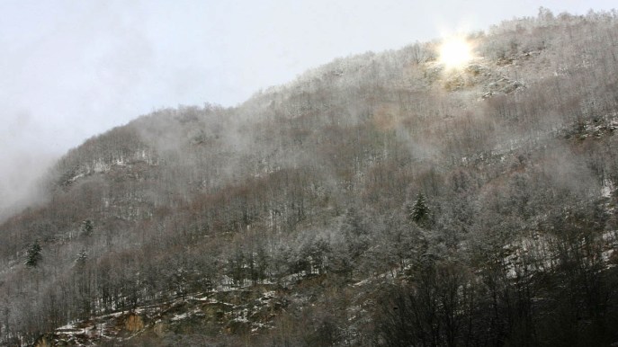Esiste un paese buio dove il sole sorge con uno specchio. E si trova in Italia