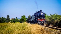 Partono i treni storici per un viaggio romantico nel tempo