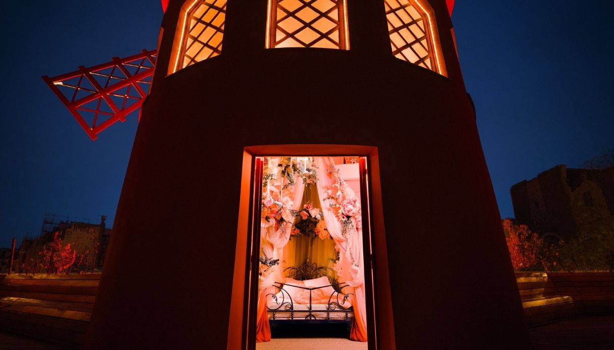 Dormire nella stanza segreta del Moulin Rouge