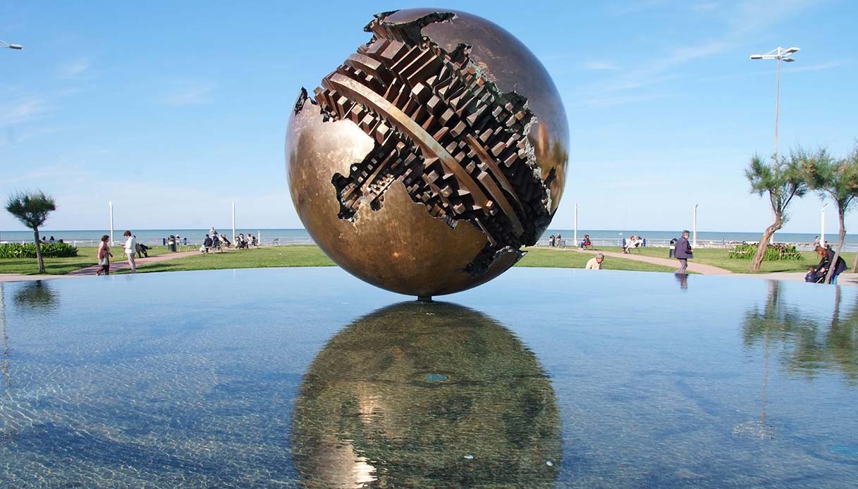Arnaldo Pomodoro la Sfera Grande