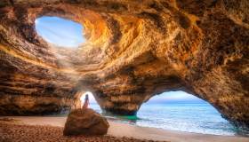 Su questa spiaggia si trova il lucernario naturale più bello del mondo