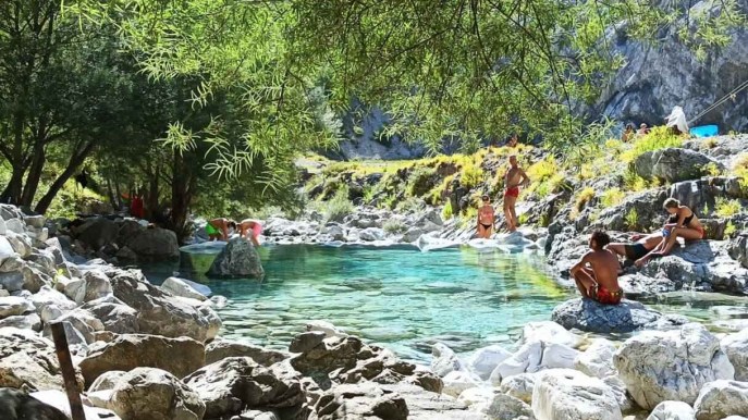 Toscana: la monorotaia e le acque turchesi del torrente Renara