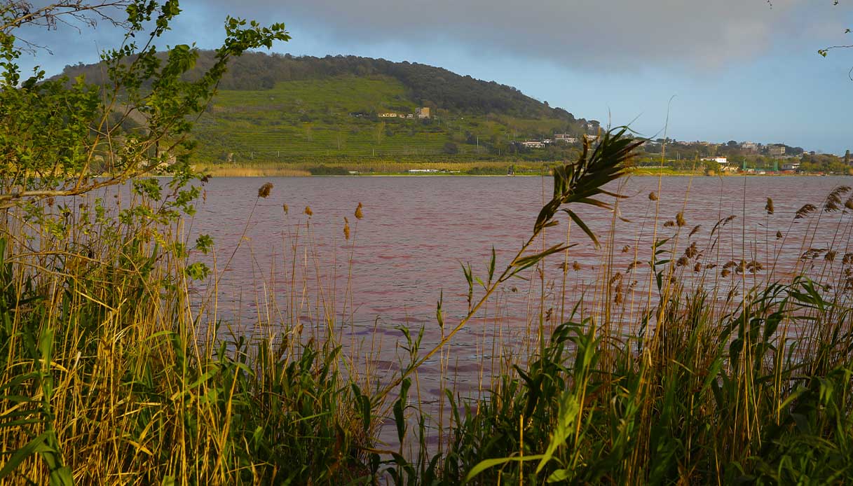 Il Lago d’Averno si è tinto di rosso