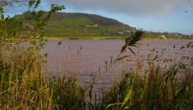Esiste un lago dal colore rosso rubino. E si trova in Italia