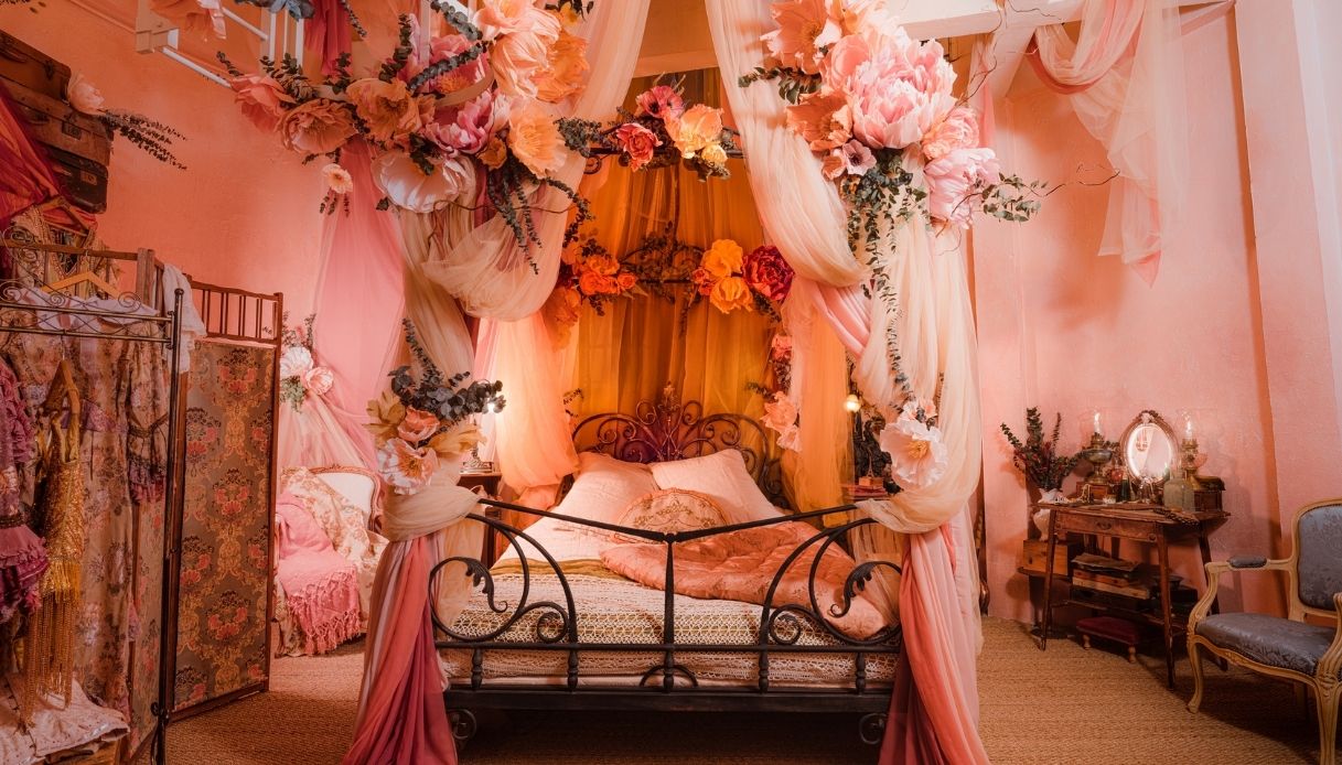 Dormire nella stanza segreta del Moulin Rouge
