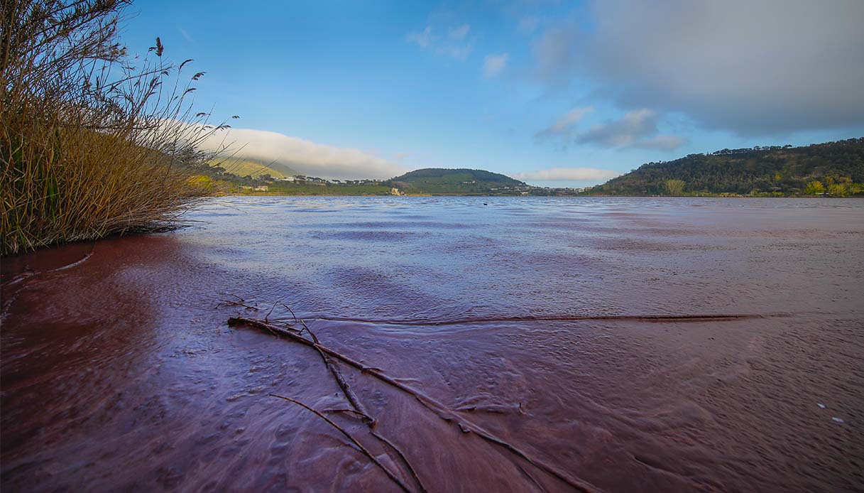 Il Lago d’Averno si è tinto di rosso