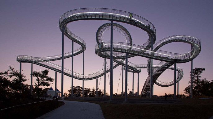 Sembrano montagne russe e invece è una spettacolare scalinata che lascia senza fiato