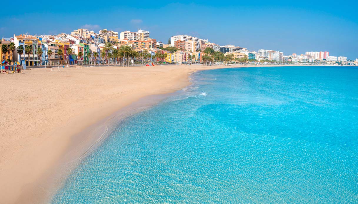 Villajoyosa, la colorata città spagnola che si affaccia sul mare