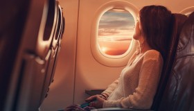 Arriva lo stop all’obbligo della mascherina sugli aerei