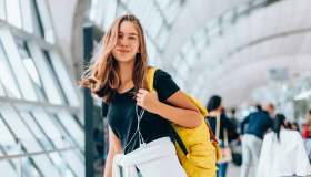 Vacanze, è boom di zaini per viaggiare in aereo