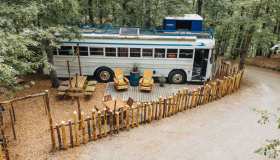 Puoi dormire in un bus americano o in una tenda indiana in Italia