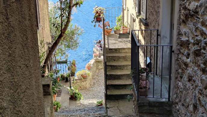 corenno-plinio-lago-como-vicoli