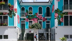 A Milano sono sbocciati i fiori sui palazzi: ora sono opere d’arte