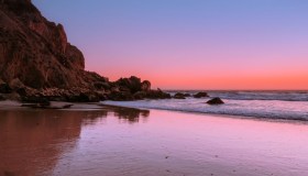 La spiaggia colorata col tramonto più bello di sempre