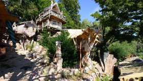 La capanna sull’albero che sembra uscita da un libro dei fratelli Grimm