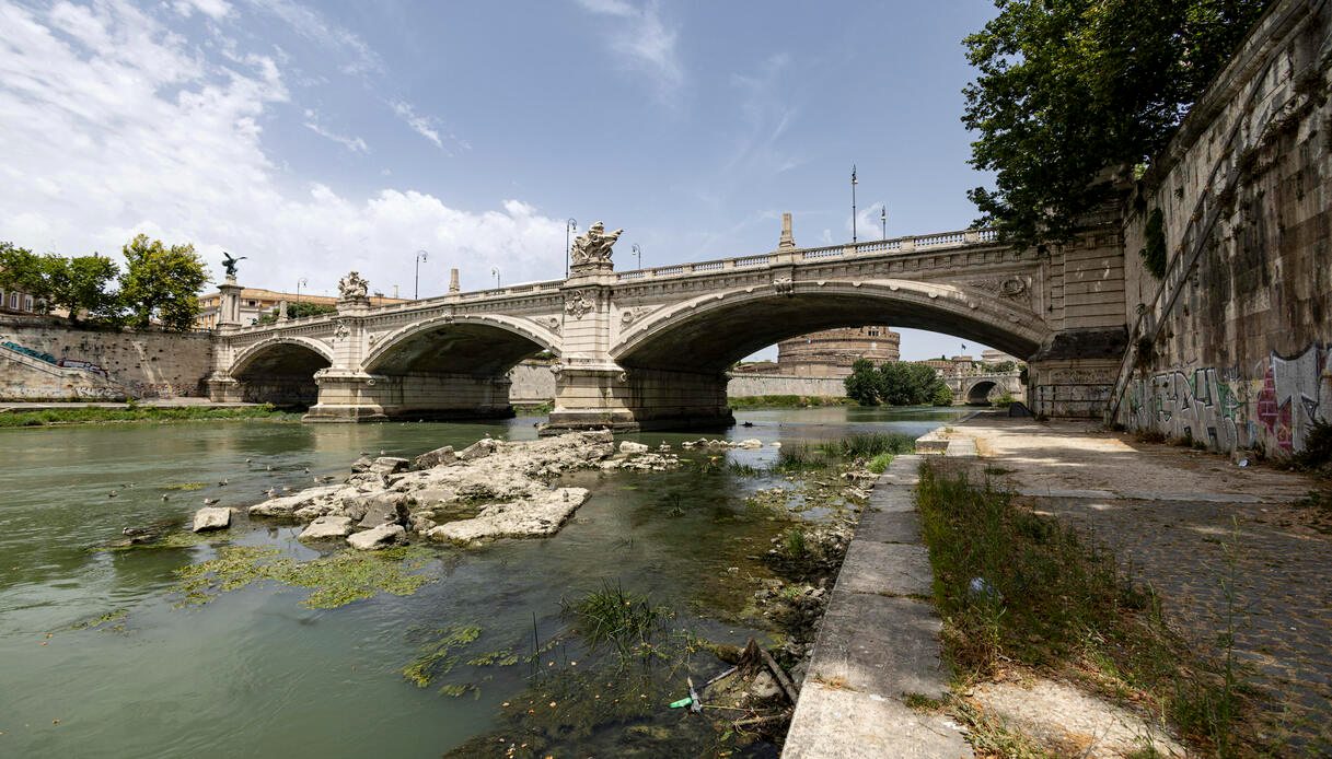 Ritorna alla luce un ponte italiano, ma a causa della siccità