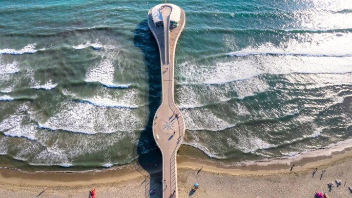 In Italia esiste una “piazza” che si allunga sul mare: è bellissima