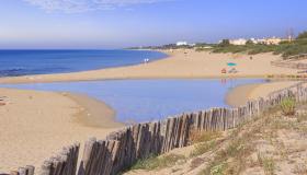 La spiaggia italiana con un fiume che si getta in mare