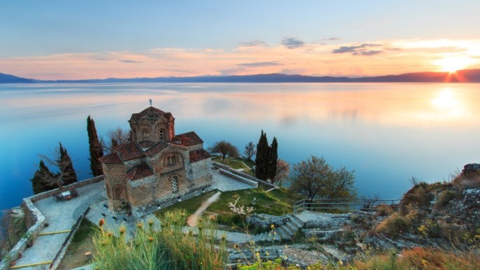 Esiste un lago che sembra uscito da un sogno: è bellissimo