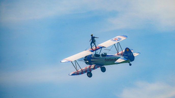 Volare sulle ali di un aereo: chi ha il coraggio di farlo?