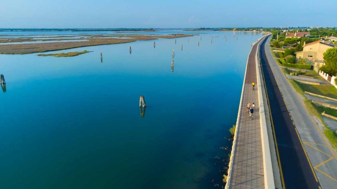 Pista ciclabile con vista sulla splendida laguna di Venezia