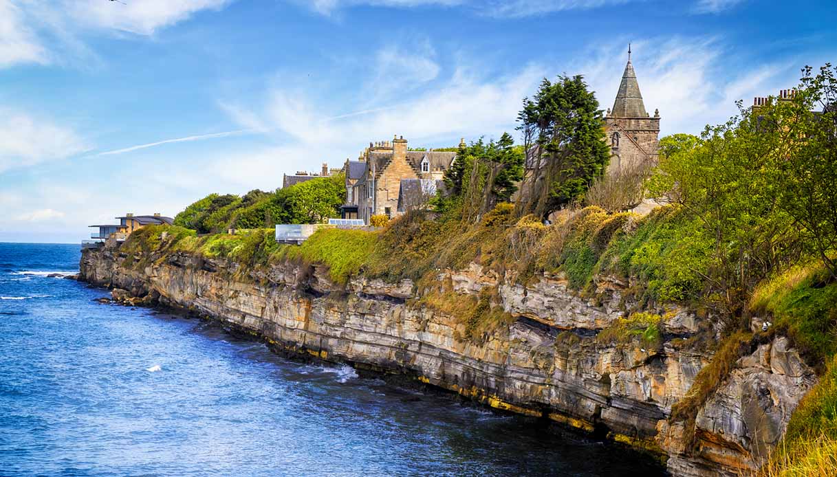 È la patria mondiale del golf, ma è anche una città sorprendente