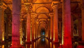 Il palazzo inghiottito nel cuore di Istanbul è straordinario