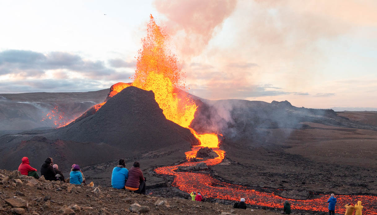 La spettacolare eruzione vulcanica che sta attirando migliaia di turisti