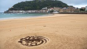 Cosa ci fa un drago sulla spiaggia di San Sebástian?