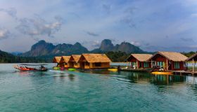 Dormire in una capanna galleggiante nel cuore di una riserva naturale