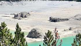 Riaffiorano i resti di un paese sommerso: succede in Italia