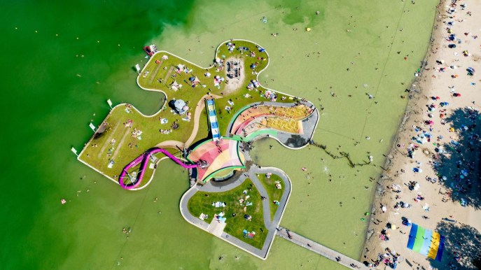 La spiaggia più bizzarra d’Europa si trova su un’isola a forma di puzzle