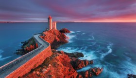 C’è una strada che puoi percorrere seguendo la luce dei fari