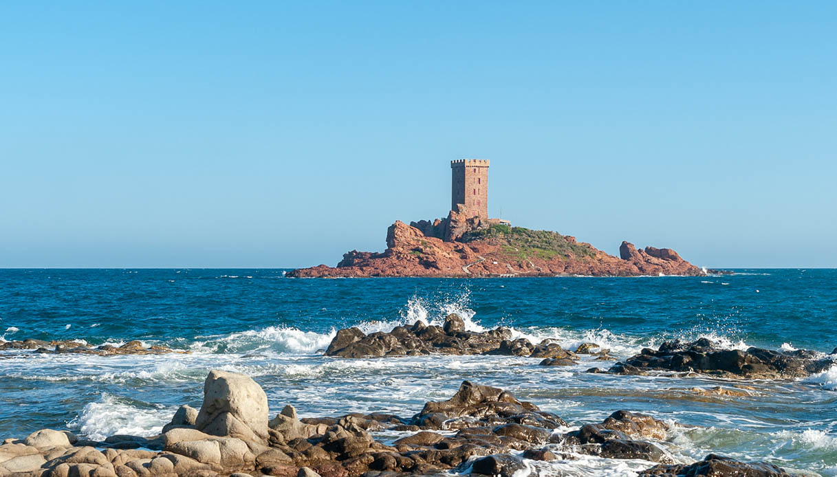 Scatto che immortala Cap Dramont dalla costa