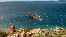 Sospeso tra cielo e mare: il promontorio che sembra un sogno