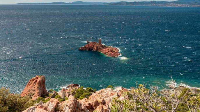 Sospeso tra cielo e mare: il promontorio che sembra un sogno