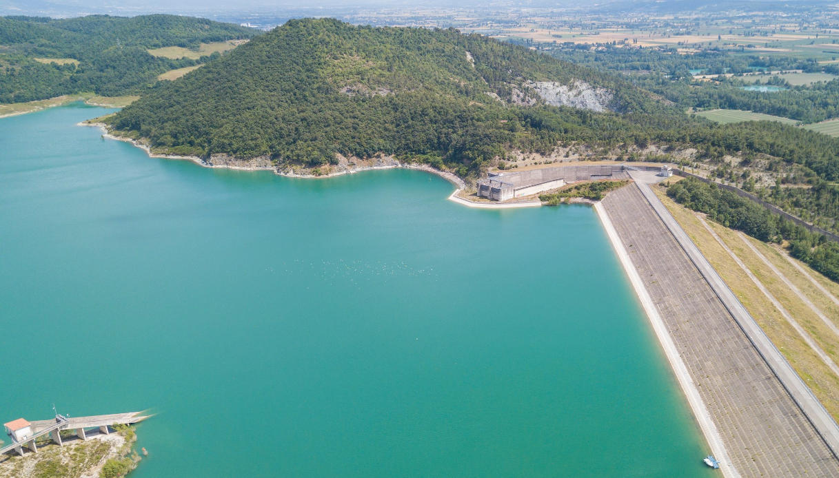 Il Lago di Montedoglio e il suo segreto nascosto dalle acque