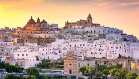 Ostuni: 50 nonne cercano piastrelle di lana per creare un villaggio di Natale