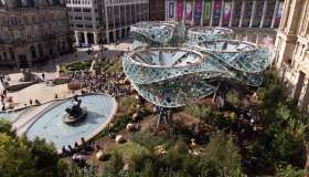 Questa piazza è stata trasformata in un giardino delle meraviglie