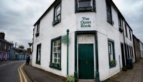 In questo piccolo villaggio puoi dormire in una libreria