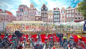 Il mercato di fiori galleggiante che sembra uscito da un sogno