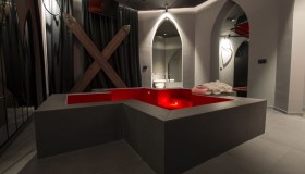 Halloween: puoi nuotare in una piscina a forma di croce nella tua suite