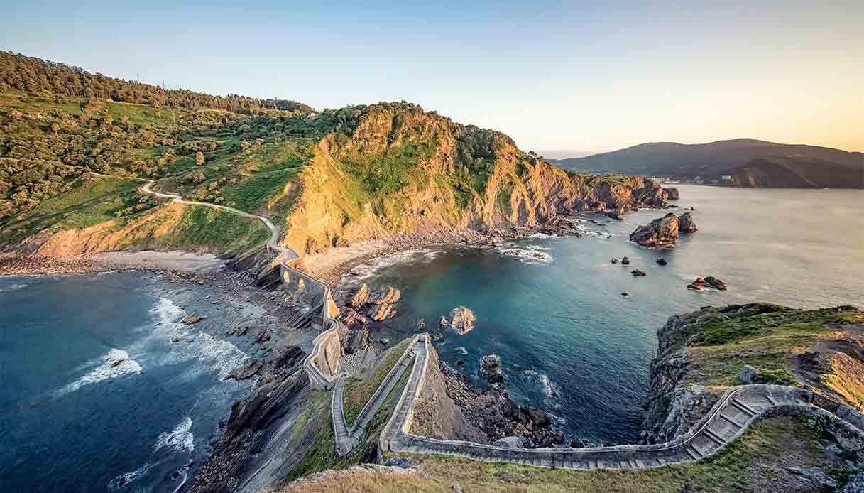 Gaztelugatxe-spagna-game-thornes-sentiero