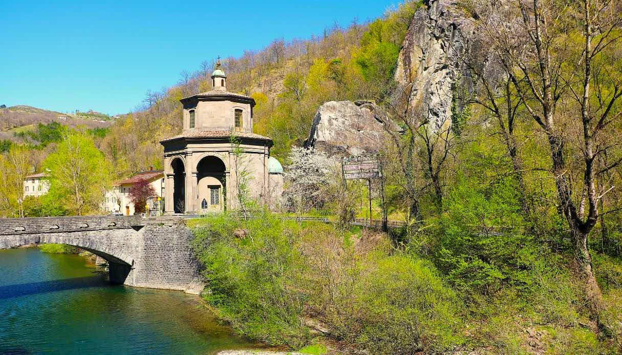 La strada del benessere immersa nella natura che conduce alle terme