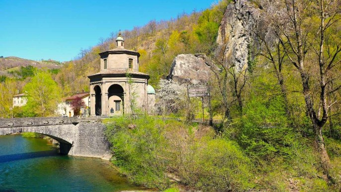 La strada del benessere immersa nella natura che conduce alle terme