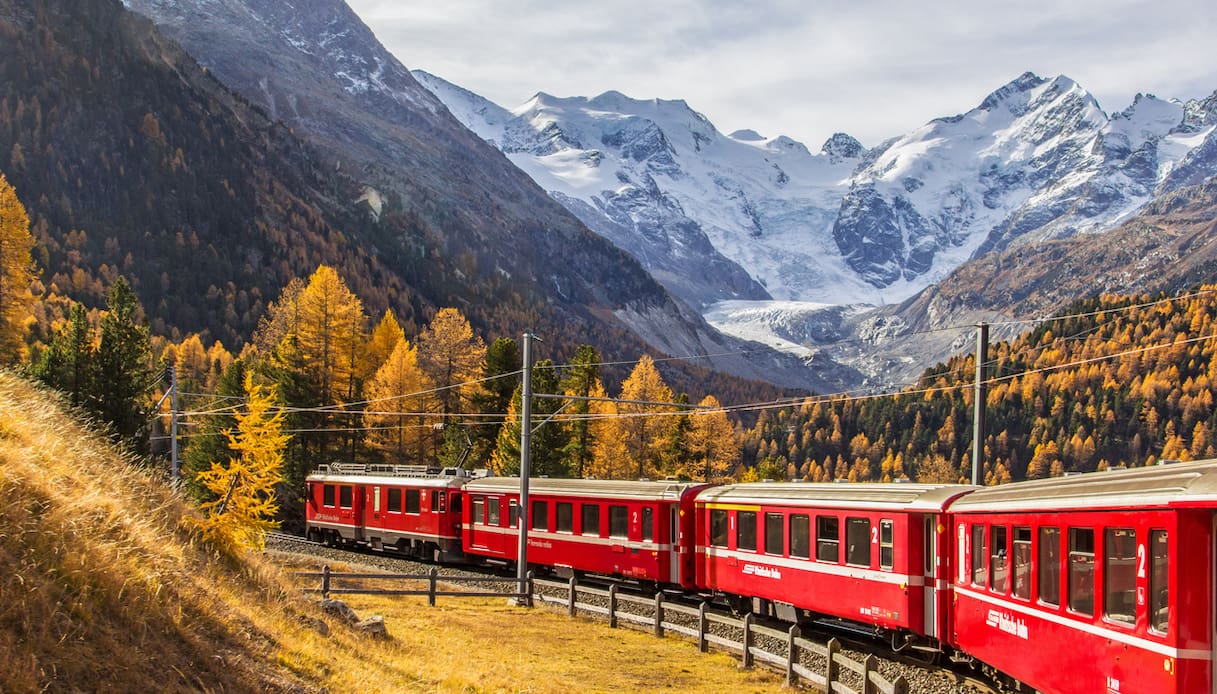 A bordo del Trenino Rosso del Bernina che attraversa il foliage
