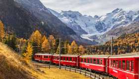 A bordo del Trenino Rosso del Bernina che attraversa il foliage