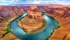 Il lago più bello del mondo è incastonato in una distesa di rocce rosse