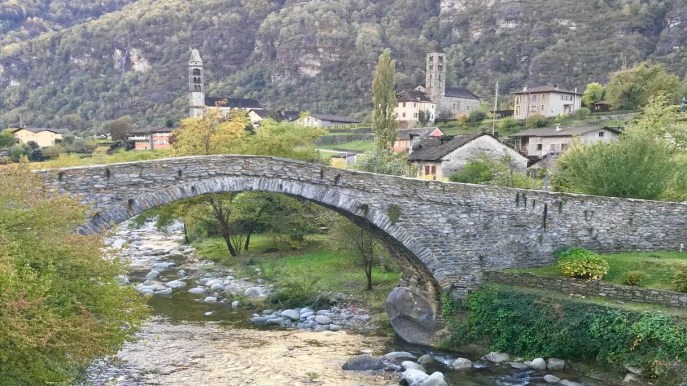 Giornico, uno dei borghi più belli della Svizzera, a due passi dall’Italia