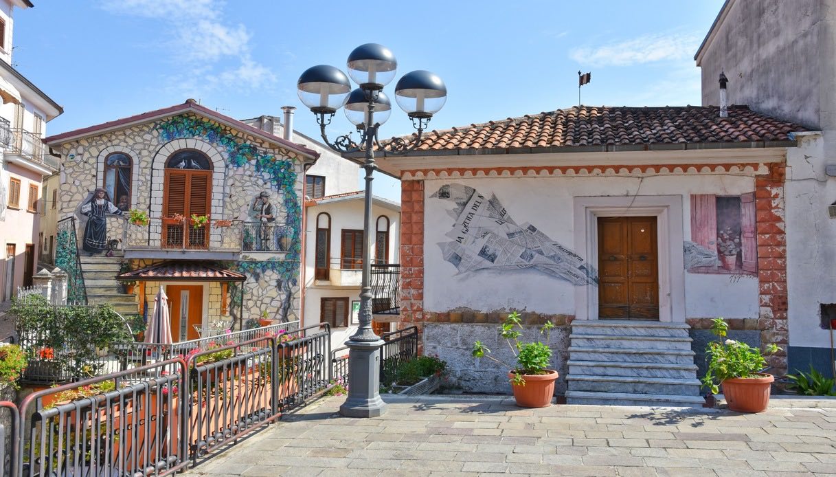 Sant’Angelo Le Fratte, il borgo dei murales e delle sculture